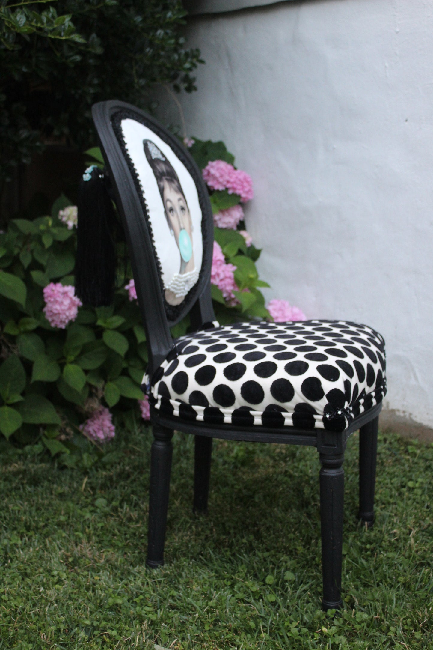Audrey Hepburn Vanity Chai. Hand-Painted Hollywood Decor. Step into timeless elegance with the Audrey Hepburn Vanity Chair Retro Painted Furniture Pop Art Design Old Hollywood Decor Glamorous Makeup Seat. This uniquely crafted piece combines classic Hollywood charm with vibrant pop art flair, making it a standout addition to your vanity or dressing area. Designed for those who appreciate both style and comfort, this chair offers a nostalgic yet modern touch that elevates any space.
