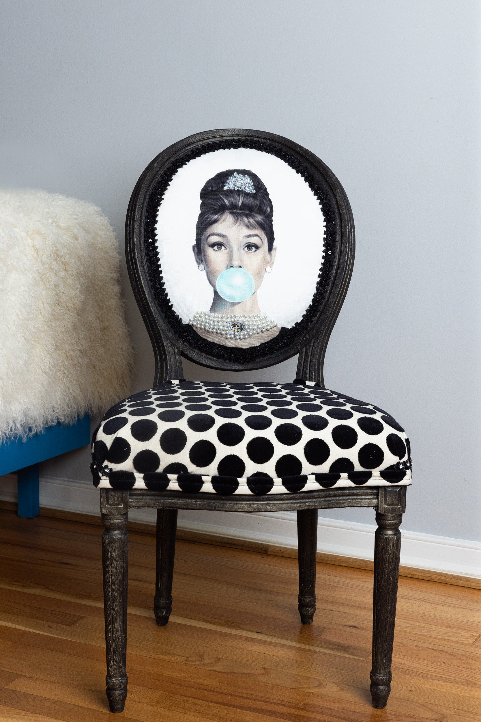 Audrey Hepburn Vanity Chai. Hand-Painted Hollywood Decor. Step into timeless elegance with the Audrey Hepburn Vanity Chair Retro Painted Furniture Pop Art Design Old Hollywood Decor Glamorous Makeup Seat. This uniquely crafted piece combines classic Hollywood charm with vibrant pop art flair, making it a standout addition to your vanity or dressing area. Designed for those who appreciate both style and comfort, this chair offers a nostalgic yet modern touch that elevates any space.