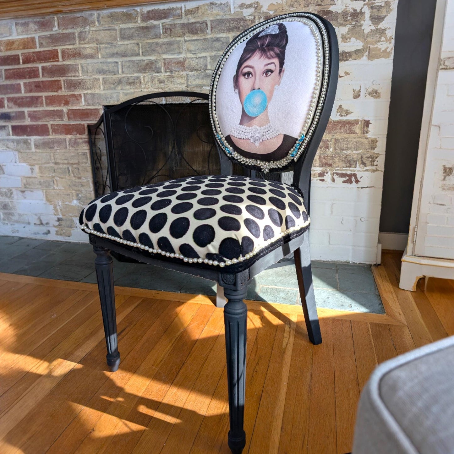 Audrey Hepburn Vanity Chai. Hand-Painted Hollywood Decor. Step into timeless elegance with the Audrey Hepburn Vanity Chair Retro Painted Furniture Pop Art Design Old Hollywood Decor Glamorous Makeup Seat. This uniquely crafted piece combines classic Hollywood charm with vibrant pop art flair, making it a standout addition to your vanity or dressing area. Designed for those who appreciate both style and comfort, this chair offers a nostalgic yet modern touch that elevates any space.