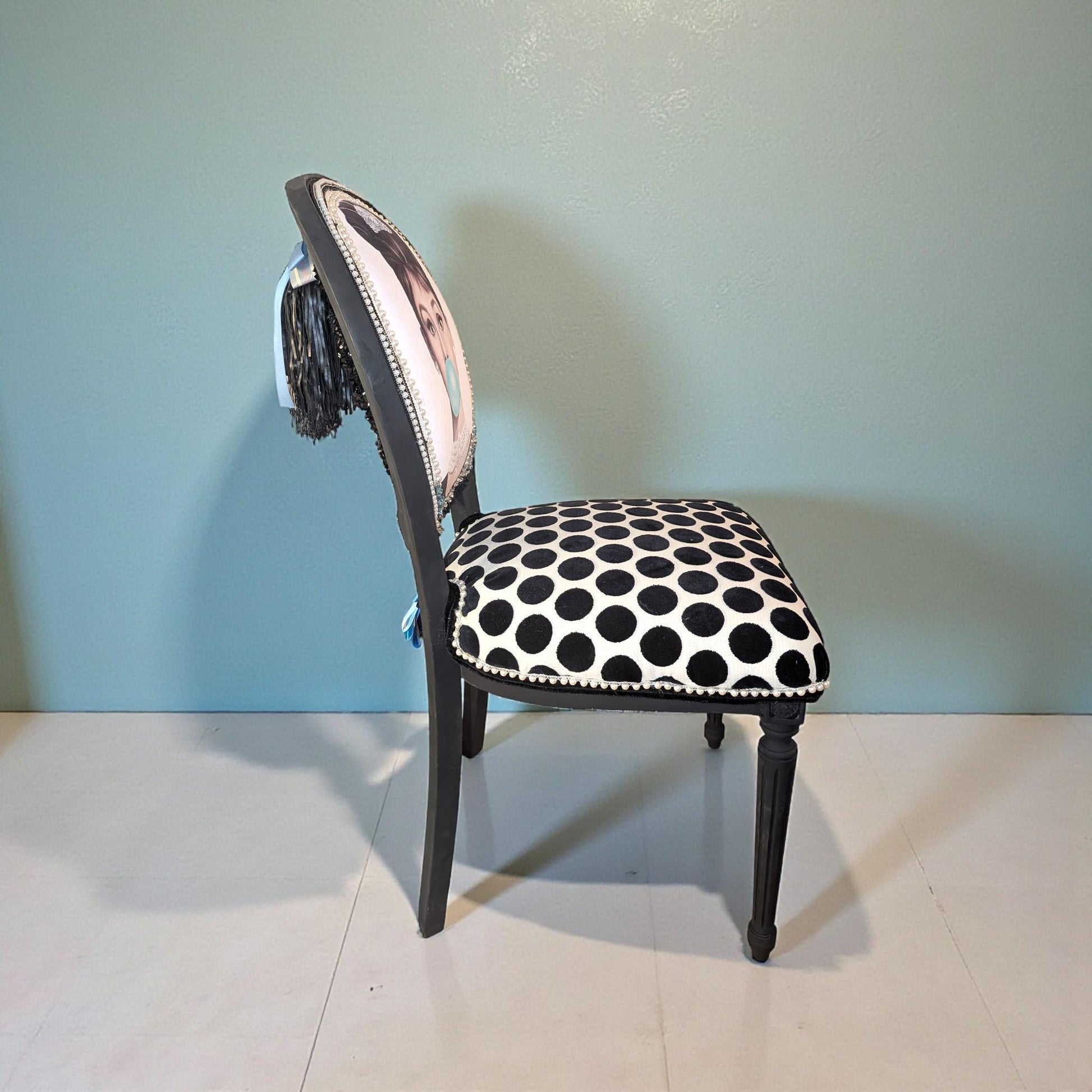 Audrey Hepburn Vanity Chai. Hand-Painted Hollywood Decor. Step into timeless elegance with the Audrey Hepburn Vanity Chair Retro Painted Furniture Pop Art Design Old Hollywood Decor Glamorous Makeup Seat. This uniquely crafted piece combines classic Hollywood charm with vibrant pop art flair, making it a standout addition to your vanity or dressing area. Designed for those who appreciate both style and comfort, this chair offers a nostalgic yet modern touch that elevates any space.