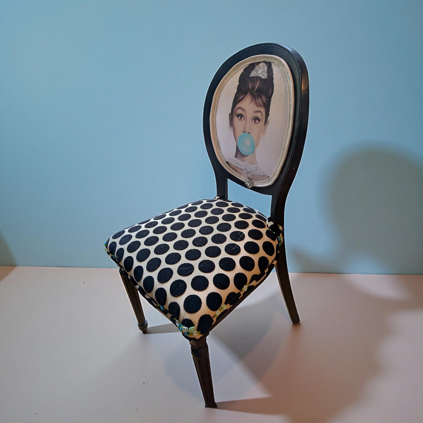 Audrey Hepburn Vanity Chai. Hand-Painted Hollywood Decor. Step into timeless elegance with the Audrey Hepburn Vanity Chair Retro Painted Furniture Pop Art Design Old Hollywood Decor Glamorous Makeup Seat. This uniquely crafted piece combines classic Hollywood charm with vibrant pop art flair, making it a standout addition to your vanity or dressing area. Designed for those who appreciate both style and comfort, this chair offers a nostalgic yet modern touch that elevates any space.