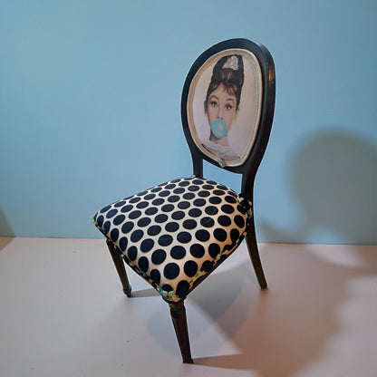 Audrey Hepburn Vanity Chai. Hand-Painted Hollywood Decor. Step into timeless elegance with the Audrey Hepburn Vanity Chair Retro Painted Furniture Pop Art Design Old Hollywood Decor Glamorous Makeup Seat. This uniquely crafted piece combines classic Hollywood charm with vibrant pop art flair, making it a standout addition to your vanity or dressing area. Designed for those who appreciate both style and comfort, this chair offers a nostalgic yet modern touch that elevates any space.