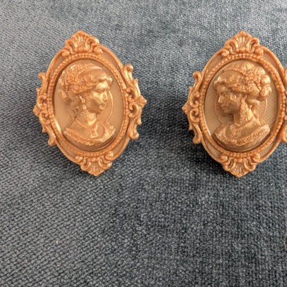 Add a touch of gothic elegance to your furniture with this stunning 3D-printed Cameo Cabinet Drawer Pull. Designed to elevate your cabinetry, this drawer knob combines vintage charm with modern craftsmanship, making it perfect for furniture hardware, wardrobe handles, kitchen hardware, and bathroom remodels. Crafted with attention to detail, this gothic-inspired drawer pull features intricate carved accents that evoke a sense of timeless sophistication.